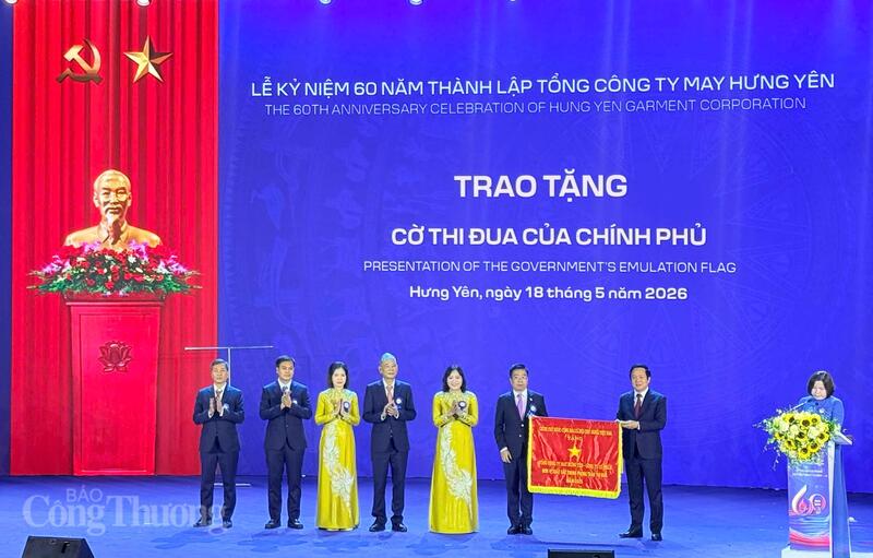 Đại diện Tổng C&ocirc;ng ty May Hưng Y&ecirc;n - CTCP nhận Cờ thi đua của Ch&iacute;nh phủ.