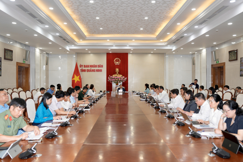 Chủ tịch UBND tỉnh Quảng Ninh họp, nghe báo cáo tiến độ thẩm định, phê duyệt hồ sơ đề nghị công nhận tỉnh Quảng Ninh là đô thị loại I. Ảnh: QN