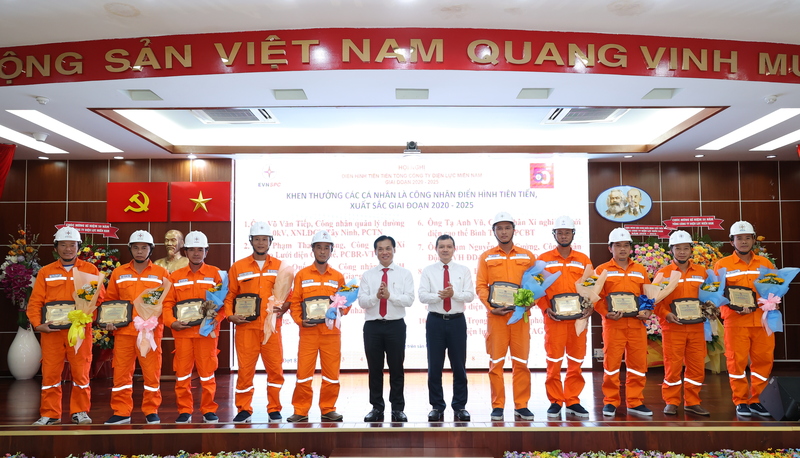 Khen thưởng các tập thể cá nhân điển hình tiên tiến trong thi đua, giai đoạn 2020 - 2025.