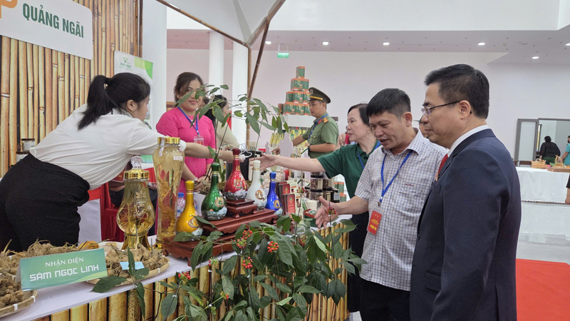 Thay vì chỉ dừng ở các hội chợ địa phương, các chủ thể OCOP cần được hỗ trợ tham gia các triển lãm quốc tế, xây dựng nền tảng số, phát triển thương mại điện tử và đăng ký bảo hộ nhãn hiệu tại các thị trường xuất khẩu. Ảnh: Nguyễn Dương