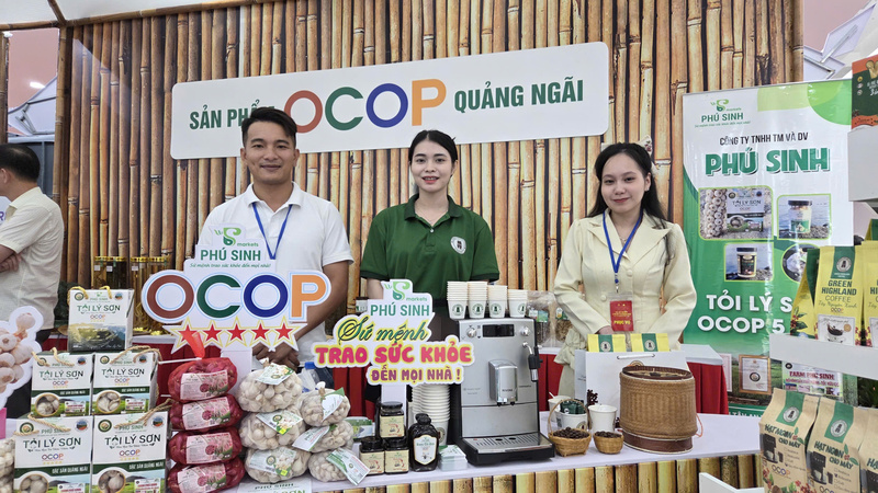 Các chủ thể OCOP ở Quảng Ngãi đã bắt đầu thay đổi, dịch chuyển tư duy từ sản xuất sang phát triển sản phẩm, từ số lượng sang nâng cao chất lượng, giá trị và thị trường tiêu thụ. Ảnh: Nguyễn Dương