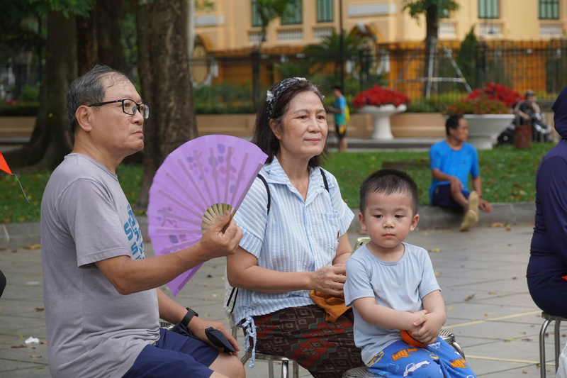 Người dân Thủ đô chăm chú theo dõi các tiết mục. Ảnh: T.P