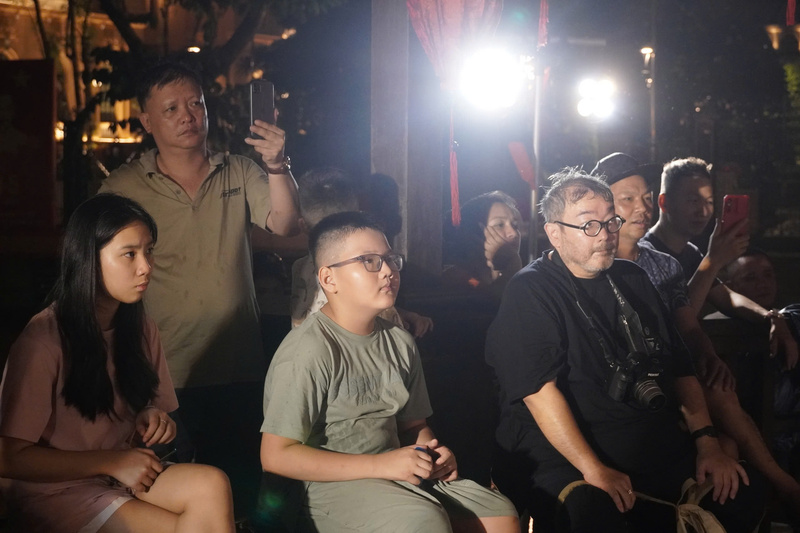 Đông đảo người dân, du khách theo dõi chương trình. Ảnh: T.P