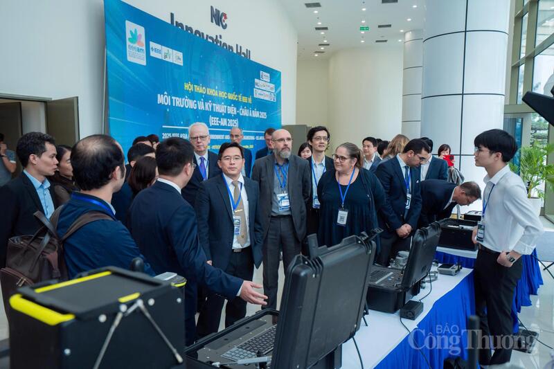 Đại diện nhà trường trao đổi tại hội thảo khoa học quốc tế về môi trường và kỹ thuật điện châu Á năm 2025. Ảnh: N.L
