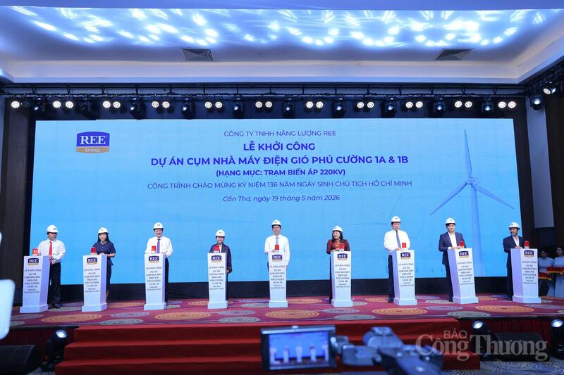 Các đại biểu thực hiện nghi thức khởi công dự án.