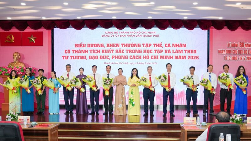 Ông Nguyễn Văn Thanh - Phó Bí thư Đảng ủy, Tổng giám đốc EVNHCMC (thứ 6 từ phải sang), đại diện Đảng bộ EVNHCMC nhận hoa biểu dương tập thể tiêu biểu trong học tập và làm theo tư tưởng, đạo đức, phong cách Hồ Chí Minh cấp Thành phố ngày 15/5/2026. Ảnh: EVNHCMC.