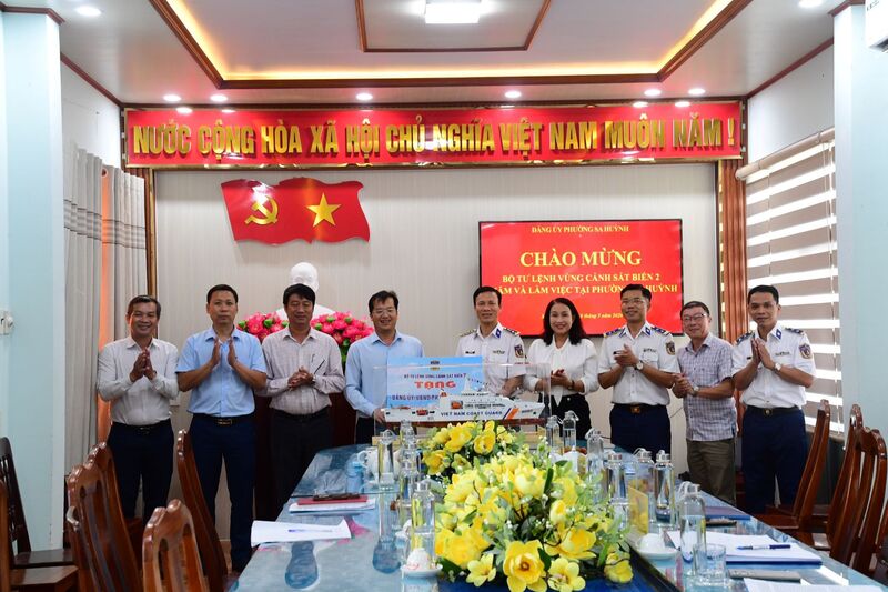 Đại tá Trần Hồng Quế, Phó Chính uỷ Vùng Cảnh sát biển 2 đến thăm lãnh đạo Đảng ủy, UBND phường Sa Huỳnh. Ảnh: Nam Trung