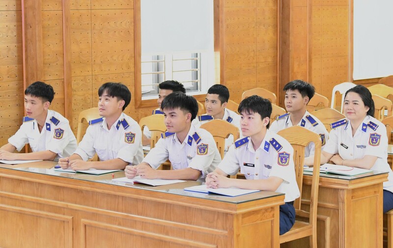 Đoàn viên của đơn vị nghiêm túc tiếp thu, quyết tâm thực hiện tốt Nghị quyết của Đảng. Ảnh: Mai Liễu