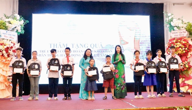 Trao học bổng và quà cho học sinh có hoàn cảnh khó khăn trên địa bàn thành phố.