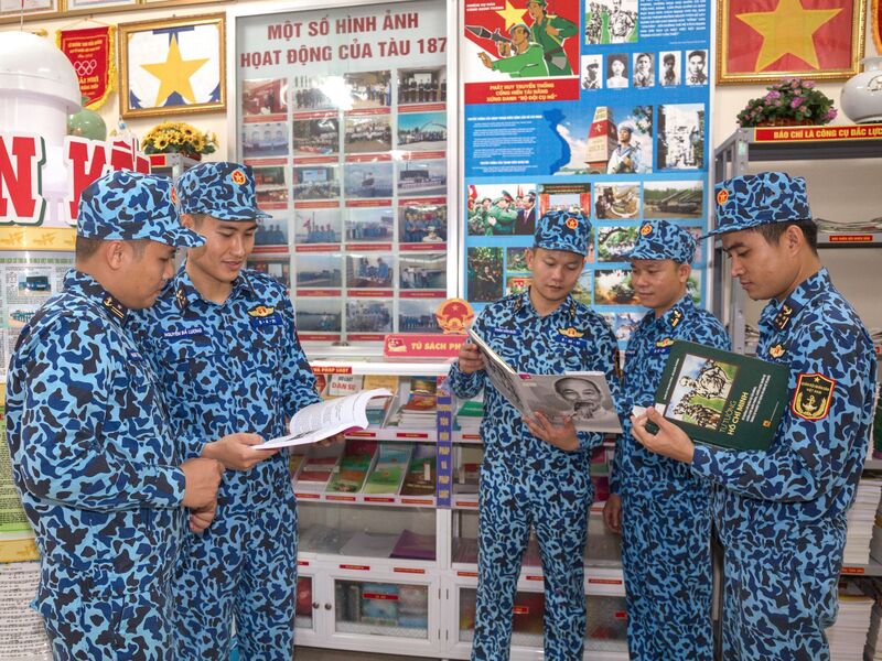 Thuỷ thủ tàu ngầm tích cực nghiên cứu, học tập và làm theo Bác. Ảnh: QCHQ