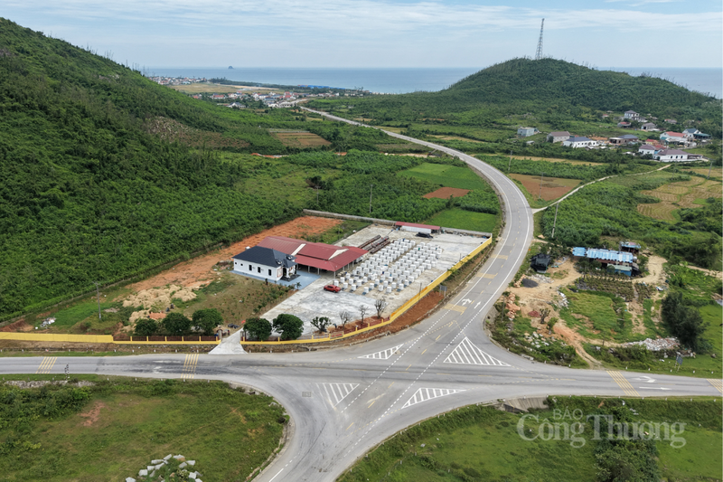 Nhiều năm qua, nghề làm nước mắm truyền thống tại miền Trung nói chung và Hà Tĩnh nói riêng thường xuyên phải đối mặt với bài toán chi phí nhân công và sự phụ thuộc hoàn toàn vào điều kiện thời tiết. Chuyển dịch tư duy từ sản xuất thủ công sang cơ giới hóa, tự động hóa đang là định hướng trọng tâm được ngành Công Thương địa phương khuyến khích.
