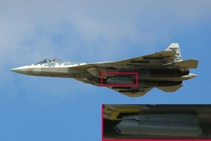 Máy bay Su-57 với nguyên mẫu thiết bị trinh sát mới. Ảnh: Topwar