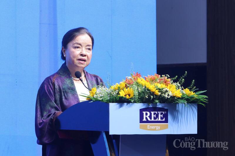 Bà Nguyễn Thị Mai Thanh, Chủ tịch HĐQT Công ty cổ phần Cơ điện lạnh (REE), kiêm Chủ tịch Công ty TNHH Năng lượng REE, phát biểu tại buổi khởi công.
