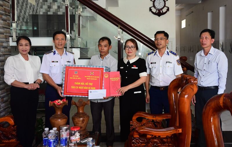 Đại tá Trần Hồng Quế, Phó Chính uỷ Vùng Cảnh sát biển 2 cùng lãnh đạo Ban Tuyên giáo và Dân vận Tỉnh ủy Quảng Ngãi thăm hỏi, động viên, tặng quà gia đình ngư dân có tàu bị cháy ở phường Sa Huỳnh. Ảnh: Nam Trung
