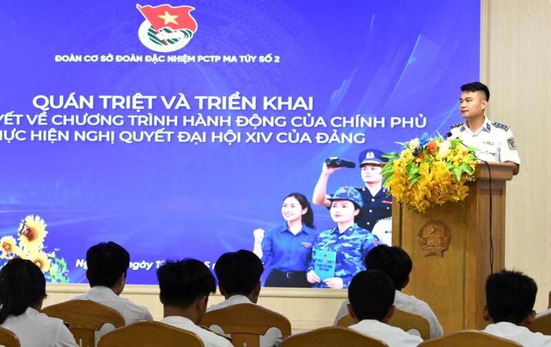 Thượng uý Hoàng Tuấn Anh, Phó Bí thư Đoàn cơ sở Đoàn Đặc nhiệm phòng chống tội phạm ma túy số 2 quán triệt và triển khai Nghị quyết về Chương trình hành động của Chính phủ thực hiện Nghị quyết Đại hội XIV của Đảng. Ảnh: Mai Liễu