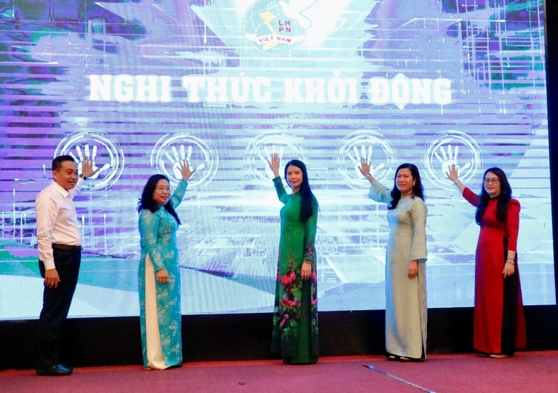 Các đại biểu thực hiện nghi thức khởi động Đề án “Hỗ trợ phụ nữ khởi nghiệp giai đoạn 2026-2035”.