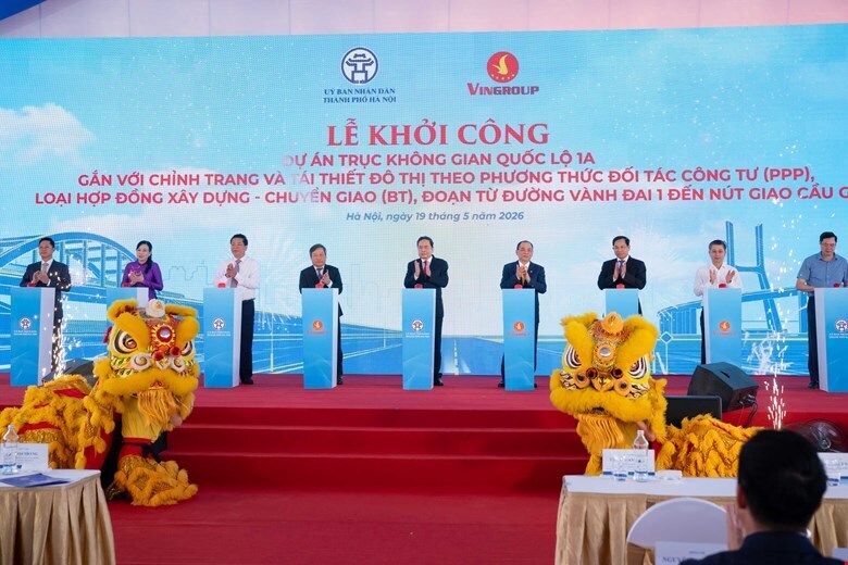 Chủ tịch Quốc hội Trần Thanh Mẫn và các đại biểu thực hiện nghi thức khởi công dự án.