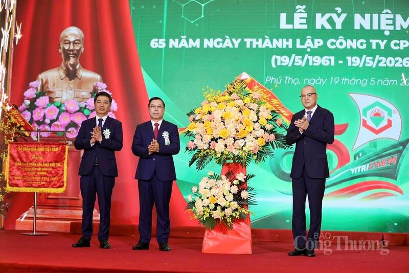 Bí thư Tỉnh ủy Phú Thọ Phạm Đại Dương tặng hoa chúc mừng Công ty Cổ phần hóa chất Việt Trì.