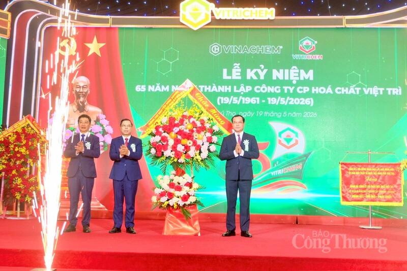 Bộ trưởng Bộ Dân tộc và Tôn Giáo Nguyễn Đình Khang tặng hoa chúc mừng Công ty Cổ phần hóa chất Việt Trì.