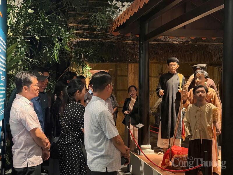 Hoạt động nghe thuyết minh, tìm hiểu lịch sử trực quan qua các mô hình tái hiện sống động thu hút đông đảo các đoàn khách về nguồn trong dịp 19/5.
