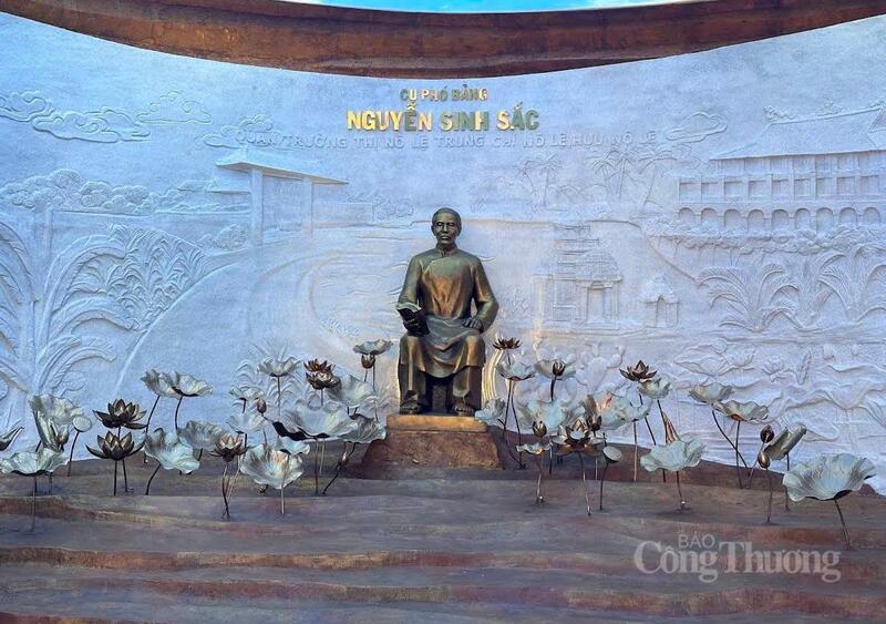 Tượng đài Cụ Phó bảng Nguyễn Sinh Sắc tại Khu di tích Lăng Cụ Phó bảng.