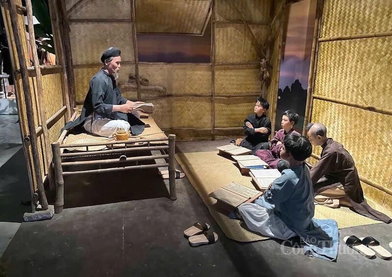 Không gian tái hiện lớp học xưa với các bức tượng sáp sinh động bên trong khu trưng bày của di tích, thu hút sự hiếu kỳ và quan tâm của nhiều du khách.