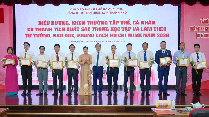 Ông Nguyễn Văn Thanh - Phó Bí thư Đảng ủy, Tổng giám đốc EVNHCMC (thứ 6 từ phải sang) nhận Giấy khen biểu dương cá nhân tiêu biểu trong học tập và làm theo tư tưởng, đạo đức, phong cách Hồ Chí Minh ngày 15.5.2026. Ảnh: EVNHCMC.