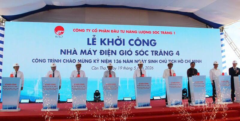 Các đại biểu thực hiện nghi thức khởi công dự án.