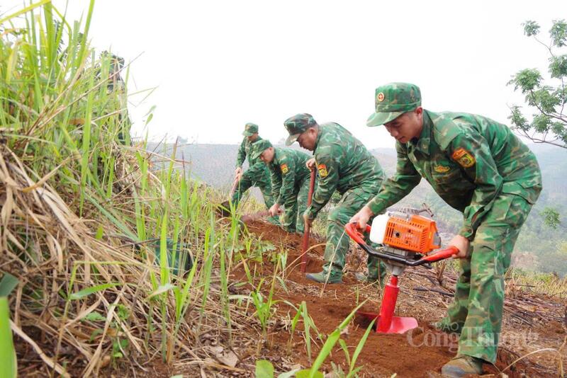 Cán bộ, chiến sĩ Bộ Chỉ huy Quân sự tỉnh Điện Biên giúp nhân dân các xã đào hố trồng cây mắc ca, cà phê theo chiến dịch "Điện Biên Phủ trong thời bình".