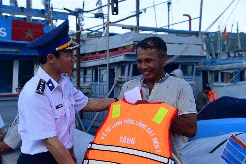 Đại tá Trần Hồng Quế, Phó Chính uỷ Vùng Cảnh sát biển 2 thăm, động viên ngư dân tại cảng cá Sa Huỳnh. Ảnh: Nam Trung