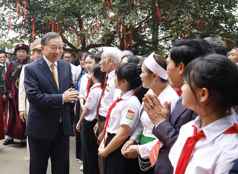 Tổng B&iacute; thư, Chủ tịch nước T&ocirc; L&acirc;m với c&aacute;c tầng lớp Nh&acirc;n d&acirc;n tại Khu di t&iacute;ch lịch sử quốc gia đặc biệt Đền H&ugrave;ng. Ảnh: B&aacute;o Nh&acirc;n D&acirc;n