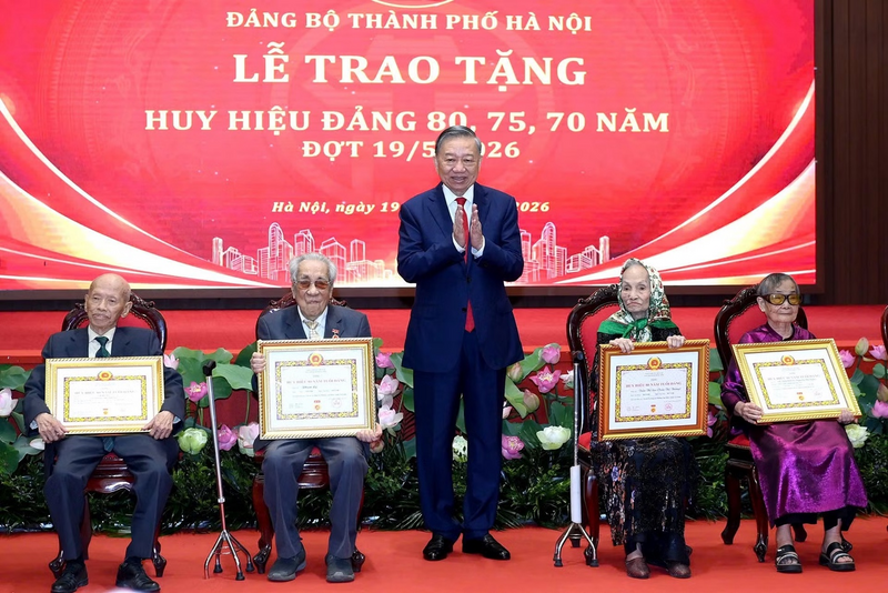 Tổng Bí thư, Chủ tịch nước Tô Lâm trao giấy chứng nhận cho các đảng viên lão thành được nhận Huy hiệu 80 năm tuổi Đảng. Ảnh: Đăng Khoa