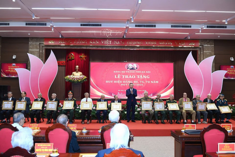 Tổng Bí thư, Chủ tịch nước Tô Lâm trao Giấy chứng nhận cho các đảng viên lão thành được nhận Huy hiệu 75 năm và 70 năm tuổi Đảng. Ảnh: Đăng Khoa