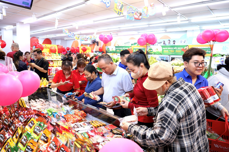 Tấp nập khách mua sắm tại cửa hàng WinMart+