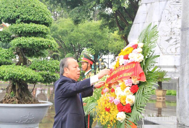 Gia Lai dâng hoa, dâng hương kỷ niệm 136 năm Ngày sinh Chủ tịch Hồ Chí Minh - 2