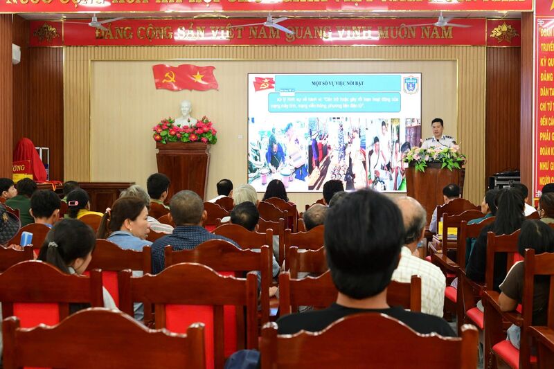 Vùng Cảnh sát biển 2 phối hợp với địa phương tuyên truyền chống khai thác hải sản bất hợp pháp, không báo cáo và không theo quy định (IUU) cho ngư dân Sa Huỳnh. Ảnh: Nam Trung