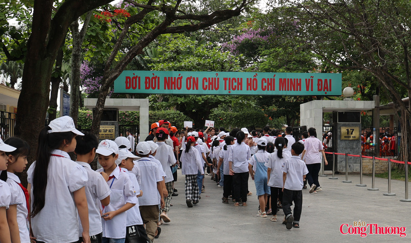 Bởi với nhiều người Việt Nam, vào Lăng viếng Bác không chỉ là một chuyến đi. Đó còn là khoảnh khắc được trở về với nơi sâu thẳm nhất của lòng yêu nước và ký ức dân tộc.