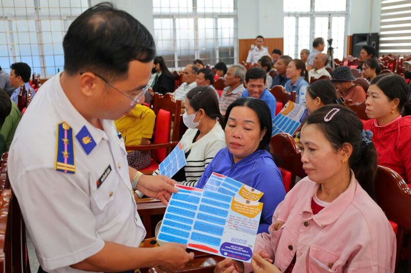 Phát tờ gấp tuyên truyền chống khai thác IUU cho ngư dân Sa Huỳnh. Ảnh: Nam Trung