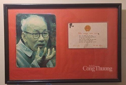 Ảnh Bác Hồ và Thiệp chúc Tết, Xuân 1969 của Người. Ảnh: Lê Sơn