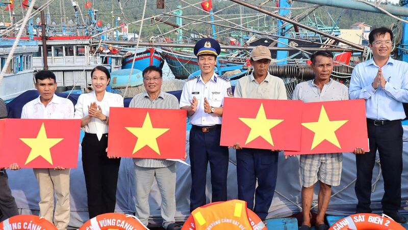 Trao tặng cờ Tổ quốc và quà cho ngư dân Sa Huỳnh. Ảnh: Nam Trung