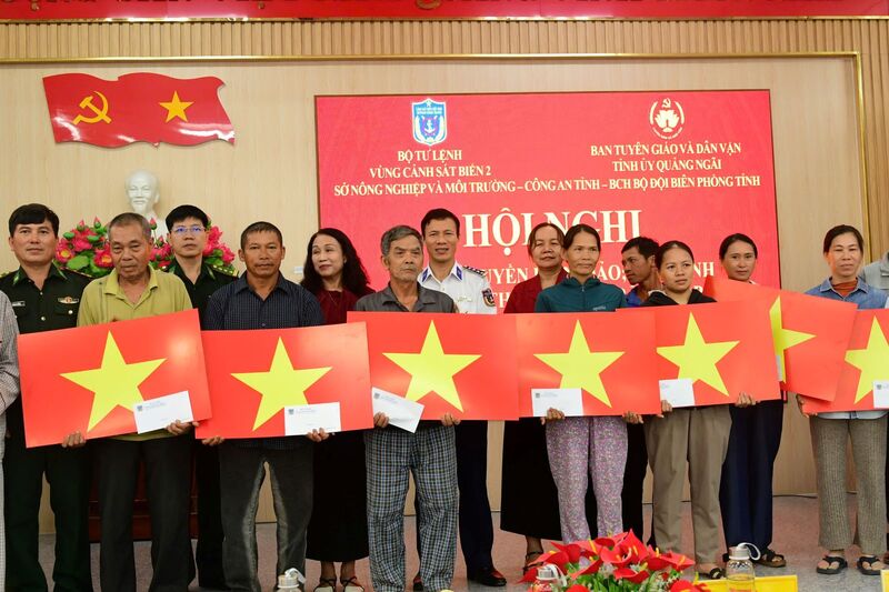Vùng Cảnh sát biển 2 cùng lãnh đạo địa phương tặng quà, cờ Tổ quốc hỗ trợ ngư dân có hoàn cảnh khó khăn. Ảnh: Nam Trung