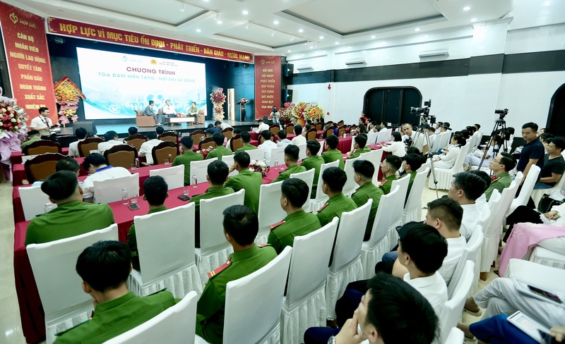 Toàn cảnh chương trình truyền thông và phát động đăng ký hiến tạng với chủ đề “Hiến tạng – Nối dài sự sống”. Ảnh: Ngô Nhung