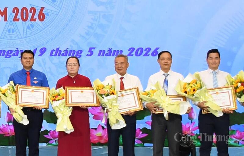 Ông Phạm Quốc Bảo - Bí thư Đảng ủy, Chủ tịch Hội đồng thành viên Tổng công ty Điện lực TP. Hồ Chí Minh (đứng giữa), đại diện tập thể EVNHCMC vinh dự nhận băng khen từ Bí thư Thành ủy TP. Hồ Chí Minh Trần Lưu Quang, tại lễ biểu dương, khen thưởng cho các tập thể có thành tích xuất sắc trong học tập và làm theo tư tưởng, đạo đức, phong cách Hồ Chí Minh năm 2026 sáng ngày 19/5/2026. Ảnh: Thanh Minh.
