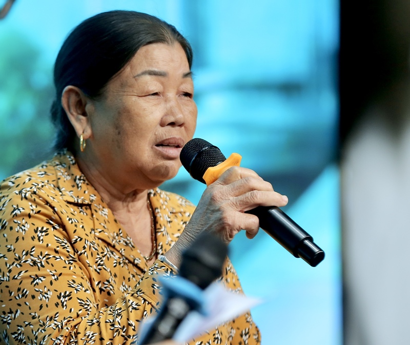 Bà Bảy, thân nhân của người hiến tạng chia sẻ đầy xúc động tại chương trình. Ảnh: Ngô Nhung
