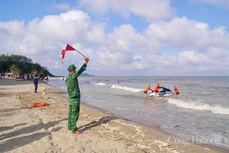 Các lực lượng cứu hộ dưới nước phối hợp nhịp nhàng trong việc tiếp cận nạn nhân, sử dụng phao cứu sinh, dây cứu hộ và các kỹ thuật chuyên môn nhằm bảo đảm cứu người nhanh chóng, hạn chế tối đa nguy cơ đuối nước. Song song với đó, lực lượng y tế khẩn trương triển khai sơ cấp cứu, kiểm tra sức khỏe ban đầu và xử lý các trường hợp bị ngạt nước ngay tại khu vực bãi biển trước khi chuyển đến cơ sở y tế khi cần thiết. Ảnh: Quốc Anh