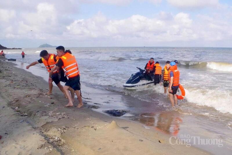 Ngay sau tín hiệu báo động, các tổ cứu hộ nhanh chóng chia thành nhiều mũi tìm kiếm, sử dụng flycam quan sát từ trên cao kết hợp xuồng cứu hộ tuần tra trên mặt nước để xác định vị trí nạn nhân. Lực lượng lặn chuyên nghiệp được huy động nhằm tìm kiếm người mất tích dưới nước trong thời gian ngắn nhất. Công tác phối hợp giữa các lực lượng được triển khai đồng bộ, bảo đảm đúng quy trình xử lý tình huống thực tế. Ảnh: Quốc Anh