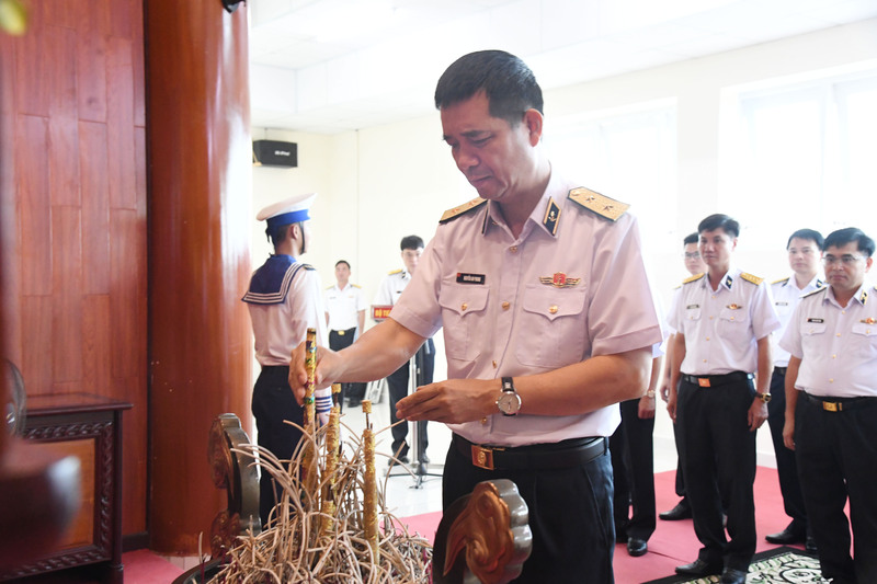 Phó Đô đốc Nguyễn An Phong, Bí thư Đảng uỷ, Chính uỷ Hải quân dâng hương tưởng niệm Chủ tịch Hồ Chí Minh. Ảnh: QCHQ