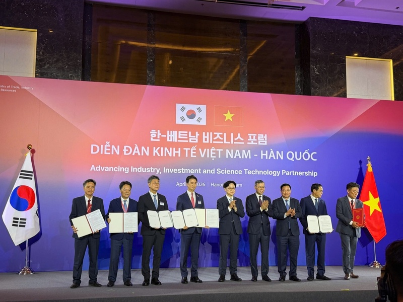 Ngày 23/4/2026, tại Diễn đàn hợp tác kinh tế Việt Nam - Hàn Quốc, dưới sự chứng kiến của Thủ tướng Chính phủ Việt Nam và Tổng thống Hàn Quốc, Chủ tịch UBND tỉnh Nghệ An đã trao Giấy chứng nhận đăng ký đầu tư dự án LNG Quỳnh Lập cho liên danh nhà đầu tư. Ảnh: Petrovietnam