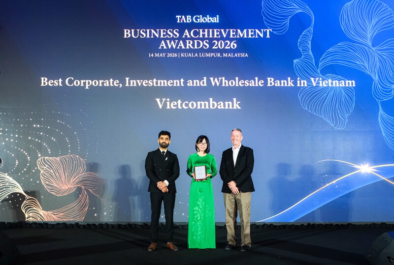 Bà Trần Phương Hiền, Phó Trưởng Phòng Giải pháp Kênh số Bán buôn đại diện Vietcombank nhận giải Ngân hàng doanh nghiệp, đầu tư và bán buôn tốt nhất Việt Nam 2026.