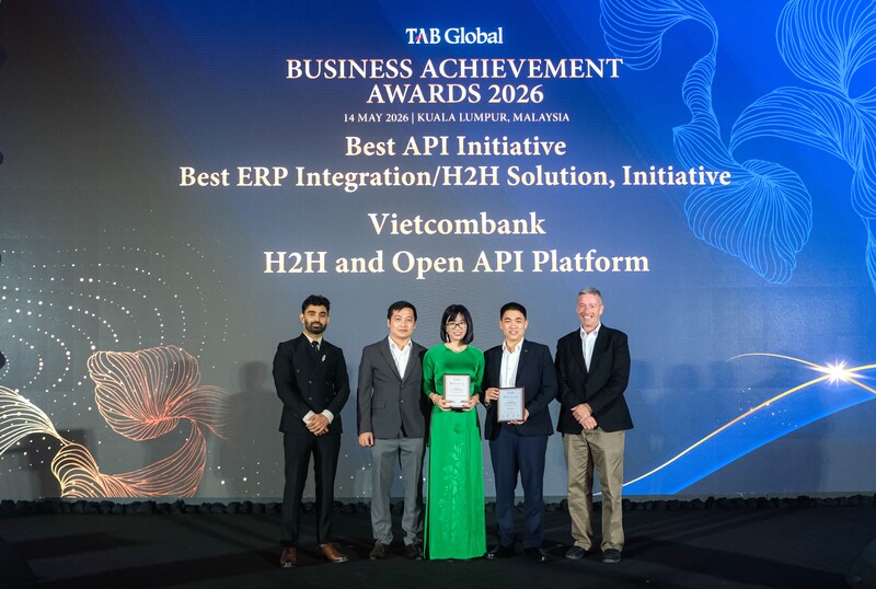 Bà Trần Phương Hiền - Phó Trưởng Phòng Giải pháp Kênh số Bán buôn Vietcombank cùng các đại diện của nhóm triển khai dự án VCB CashUp nhận giải Sáng kiến tích hợp ERP/giải pháp H2H xuất sắc nhất 2026 và Sáng kiến API xuất sắc nhất 2026.